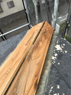 屋根の棟押え・破風板金巻き及び樋交換