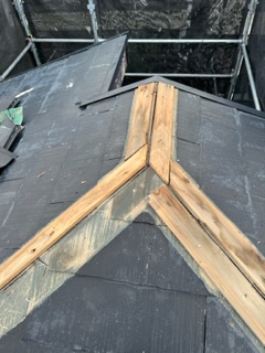 屋根の棟押え・破風板金巻き及び樋交換